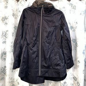 Lululemon Drizzle Rain Jacket Black & Camo Print, size 8, EUC